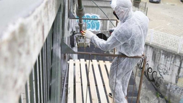 Цвет Моста Поцелуев останется белым