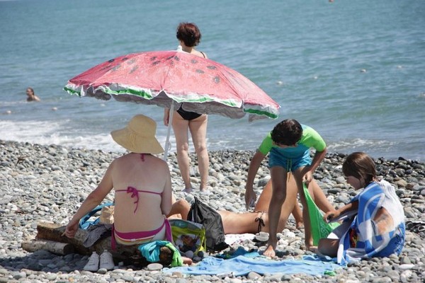 Красотки в бикини держат дистанцию: в Сочи купальный сезон в самом разгаре Красотки в бикини держат дистанцию: в Сочи купальный сезон в самом разгаре