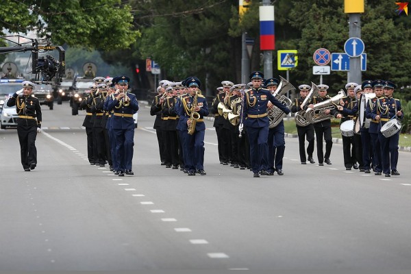 Фото с Парада Победы в Новороссийске 24 июня 2020: 1500 военных и 8 зрителей