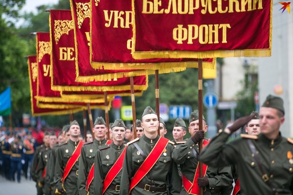 Фото с Парада Победы в Новороссийске 24 июня 2020: 1500 военных и 8 зрителей