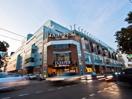 В Краснодаре люди аплодировали открытию ТЦ В Краснодаре люди аплодировали открытию ТЦ