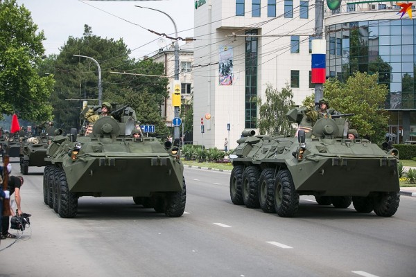 Фото с Парада Победы в Новороссийске 24 июня 2020: 1500 военных и 8 зрителей