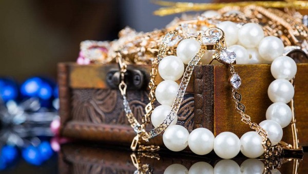 В Краснодаре сиделка похитила украшения на миллион рублей