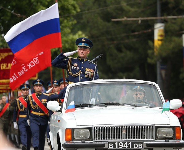 Фото с Парада Победы в Новороссийске 24 июня 2020: 1500 военных и 8 зрителей