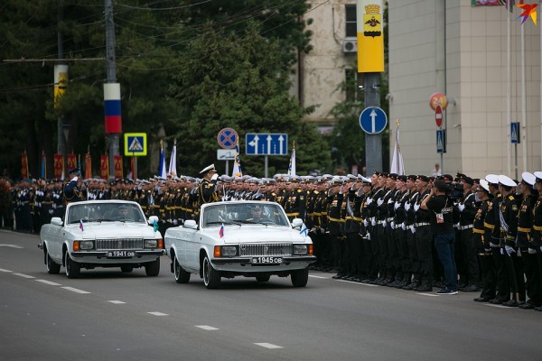 Фото с Парада Победы в Новороссийске 24 июня 2020: 1500 военных и 8 зрителей
