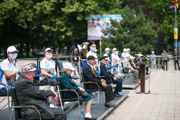 Фото с Парада Победы в Новороссийске 24 июня 2020: 1500 военных и 8 зрителей