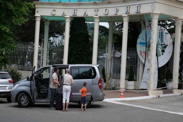 «Раз на пляж нельзя, буду спортом заниматься»: в Сочи приехали первые туристы «Раз на пляж нельзя, буду спортом заниматься»: в Сочи приехали первые туристы