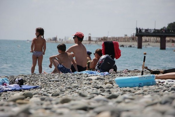 Красотки в бикини держат дистанцию: в Сочи купальный сезон в самом разгаре Красотки в бикини держат дистанцию: в Сочи купальный сезон в самом разгаре