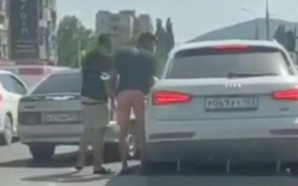 В Новороссийске пассажир ВАЗа устроил дебош на дороге В Новороссийске пассажир ВАЗа устроил дебош на дороге