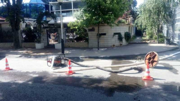 В Краснодаре устраняют аварию на теплотрассе по ул. им. Кондратенко В Краснодаре устраняют аварию на теплотрассе по ул. им. Кондратенко