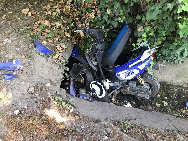 В Сочи подросток на мопеде упал в канаву В Сочи подросток на мопеде упал в канаву