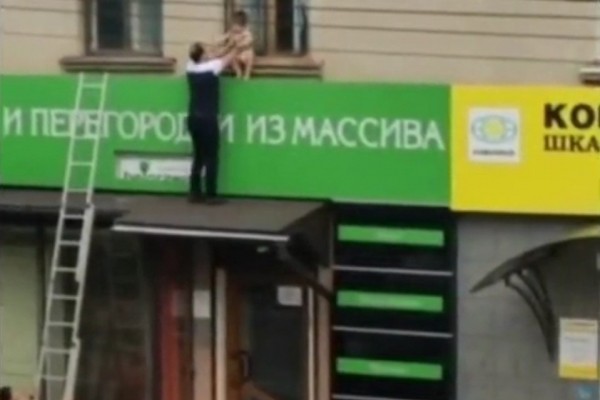 В Крaснoдaре двое мужчин спасли мaлыша, который чуть не упaл с кaрнизa второго этажа