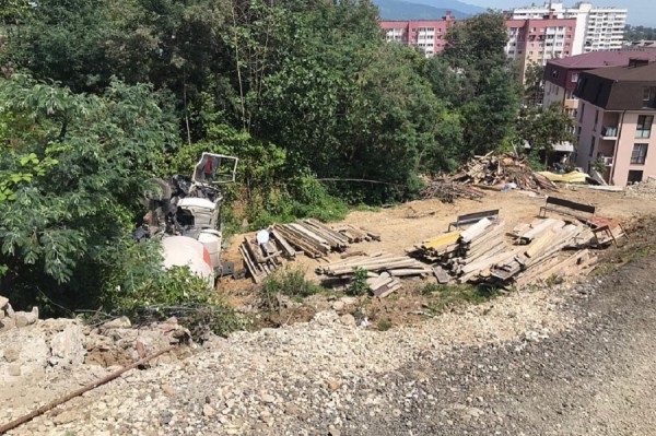 В Сочи бетономешалка опрокинулась в кювет В Сочи бетономешалка опрокинулась в кювет