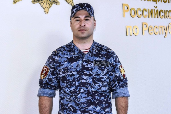 В Адыгее боец Росгвардии спас пожилую женщину из горящего дома