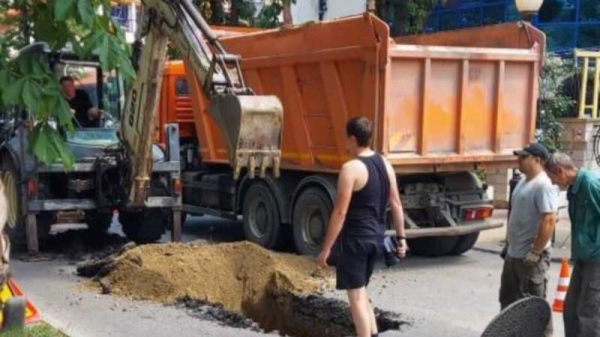 В Краснодаре устраняют аварию на теплотрассе по ул. им. Кондратенко В Краснодаре устраняют аварию на теплотрассе по ул. им. Кондратенко