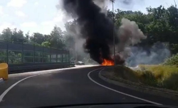 В Сочи после лобового столкновения двух машин сгорела легковушка (ВИДЕО)