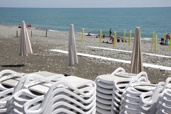 Красотки в бикини держат дистанцию: в Сочи купальный сезон в самом разгаре Красотки в бикини держат дистанцию: в Сочи купальный сезон в самом разгаре