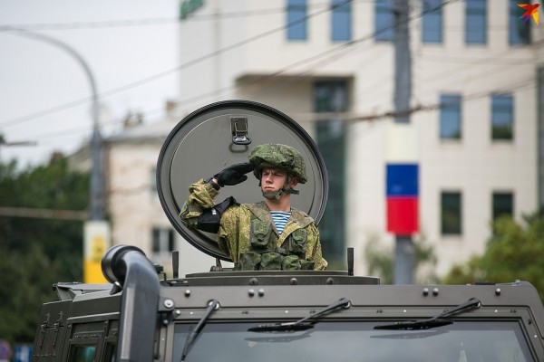 Фото с Парада Победы в Новороссийске 24 июня 2020: 1500 военных и 8 зрителей