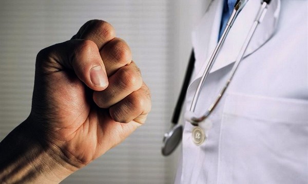 Жительница Новороссийска набросилась на врача с кулаками Жительница Новороссийска набросилась на врача с кулаками