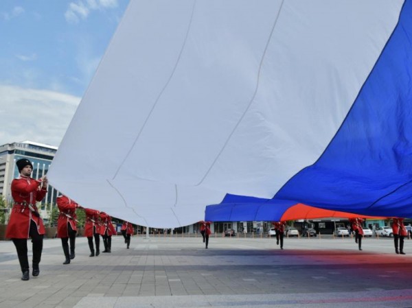 В День России над Главной городской площадью Краснодара подняли государственный флаг