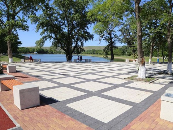 В Армавире продолжают благоустраивать городской парк