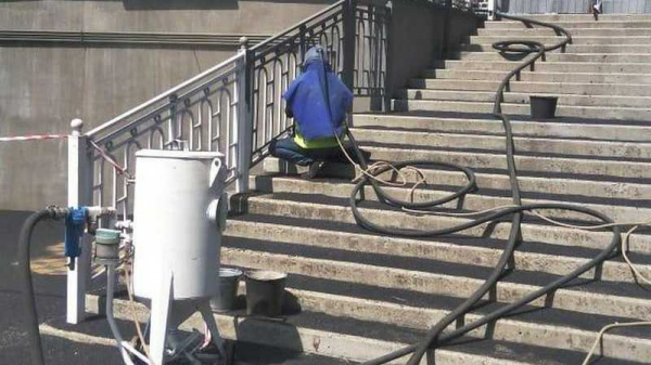 Цвет Моста Поцелуев останется белым