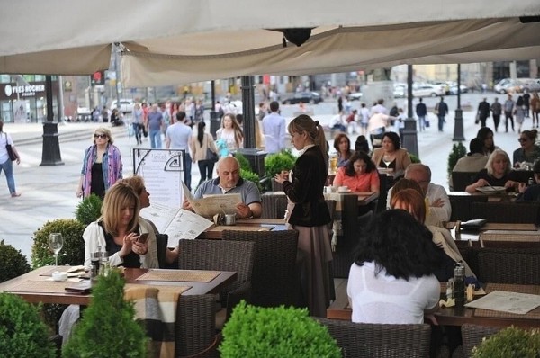 Все забито гостями и антисептиками: в краснодарских летних кафе сложно найти свободный столик Все забито гостями и антисептиками: в краснодарских летних кафе сложно найти свободный столик