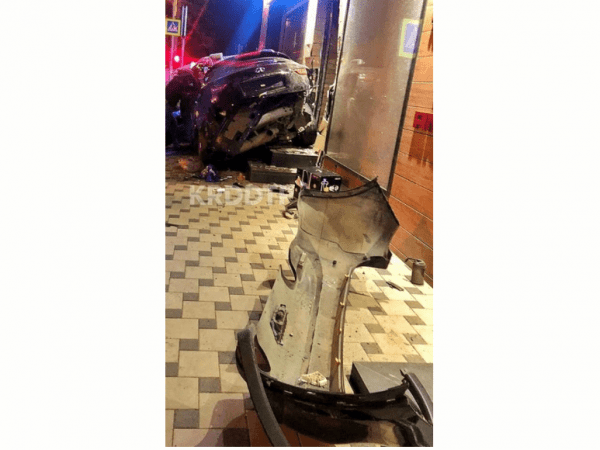 В Краснодаре водитель Infinity врезался в здание В Краснодаре водитель Infinity врезался в здание