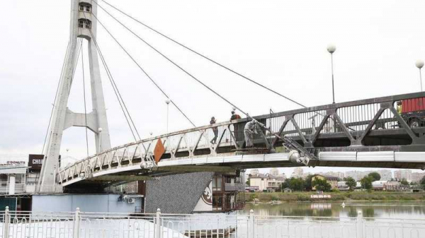 Цвет Моста Поцелуев останется белым