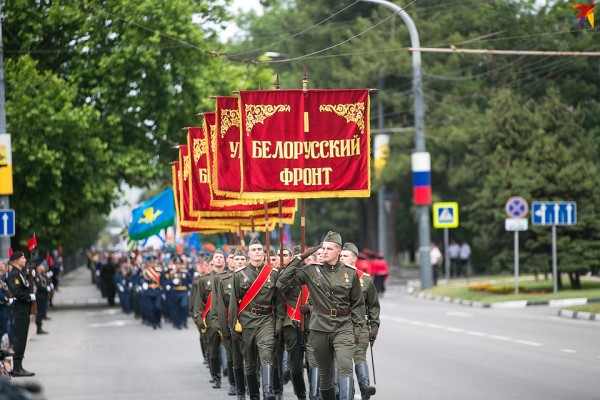 Фото с Парада Победы в Новороссийске 24 июня 2020: 1500 военных и 8 зрителей