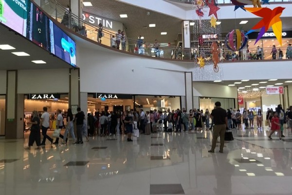 Длинные очереди и драка за одежду: в Краснодаре после карантина открылись торговые центры