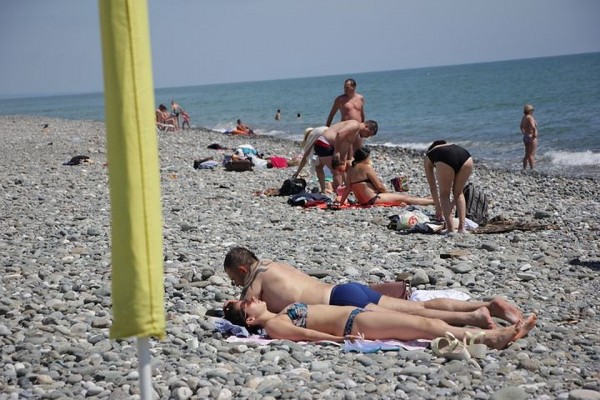 Красотки в бикини держат дистанцию: в Сочи купальный сезон в самом разгаре Красотки в бикини держат дистанцию: в Сочи купальный сезон в самом разгаре