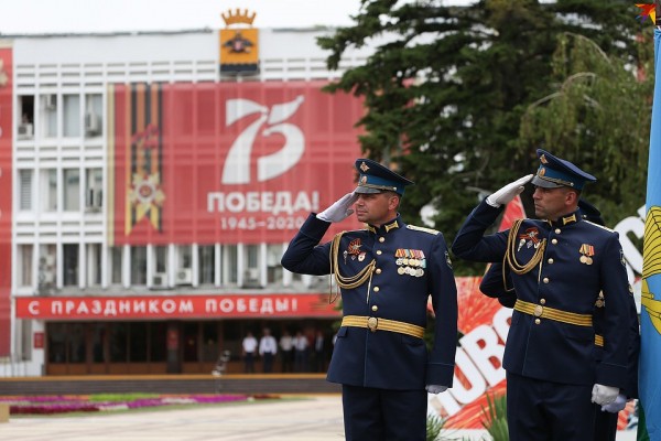 Фото с Парада Победы в Новороссийске 24 июня 2020: 1500 военных и 8 зрителей