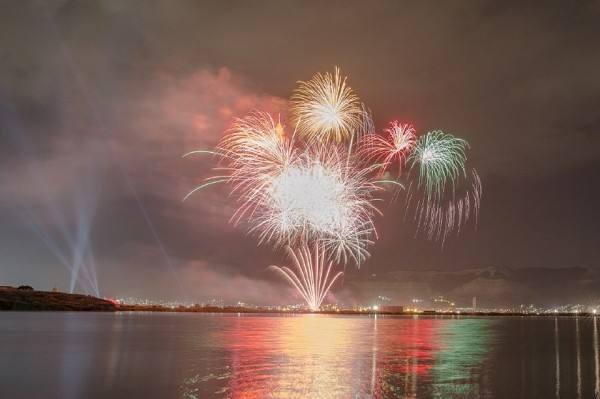 В Новороссийске прогремел салют в честь 75-летия Победы
