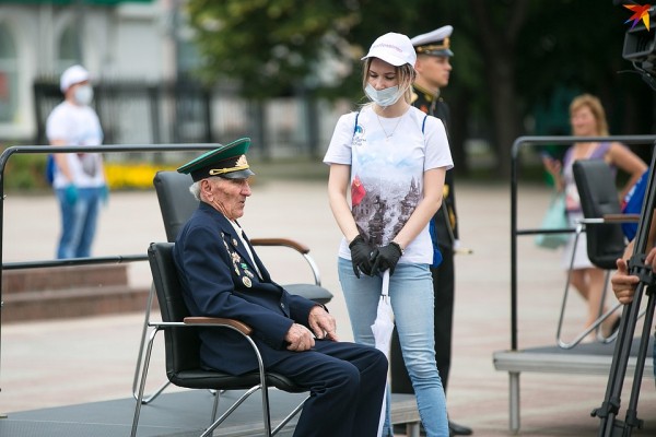 Фото с Парада Победы в Новороссийске 24 июня 2020: 1500 военных и 8 зрителей