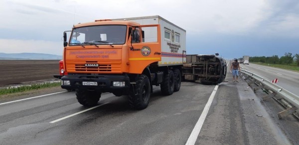 Сильный ветер перевернул более десяти грузовиков на трассе (ВИДЕО)