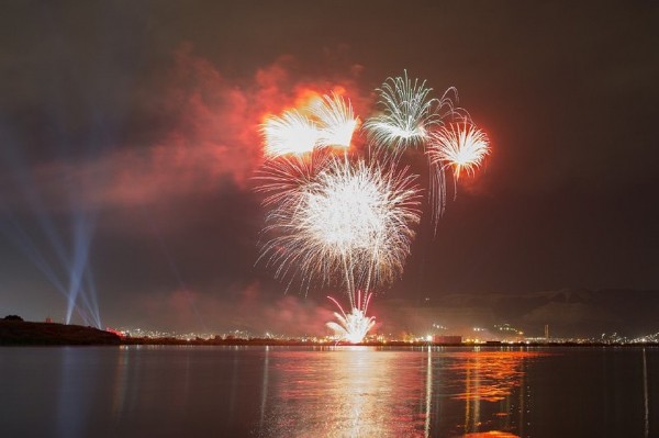 В Новороссийске прогремел салют в честь 75-летия Победы