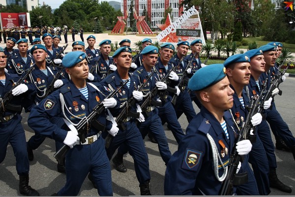 Фото с Парада Победы в Новороссийске 24 июня 2020: 1500 военных и 8 зрителей