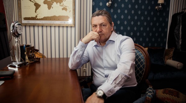 «Больше всего пострадают отели для обычных людей». Интервью с владельцем гостиницы в Геленджике