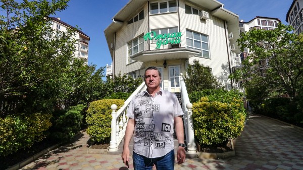 «Больше всего пострадают отели для обычных людей». Интервью с владельцем гостиницы в Геленджике