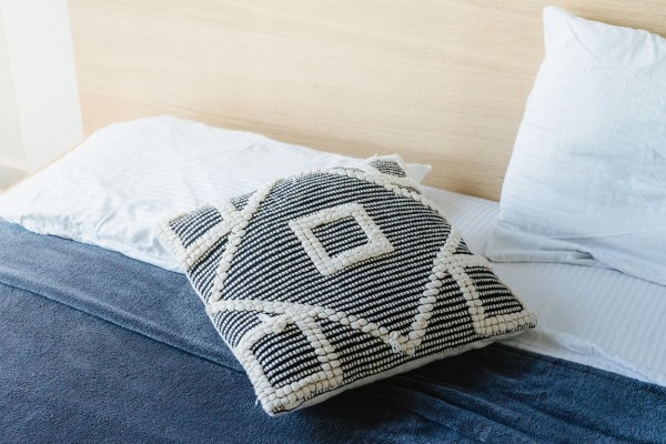 «Больше всего пострадают отели для обычных людей». Интервью с владельцем гостиницы в Геленджике