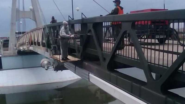 Цвет Моста Поцелуев останется белым