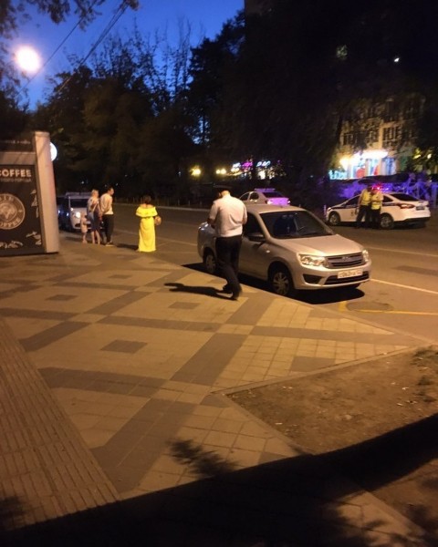 В Краснодаре неизвестный с обрезом в руках ворвался в экспресс-кофейню Dim Coffee (ВИДЕО) В Краснодаре неизвестный с обрезом в руках ворвался в экспресс-кофейню Dim Coffee (ВИДЕО)