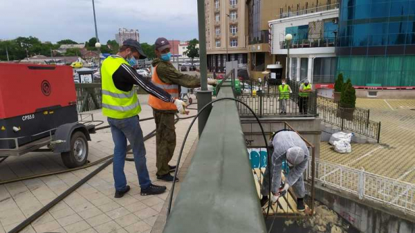 Цвет Моста Поцелуев останется белым