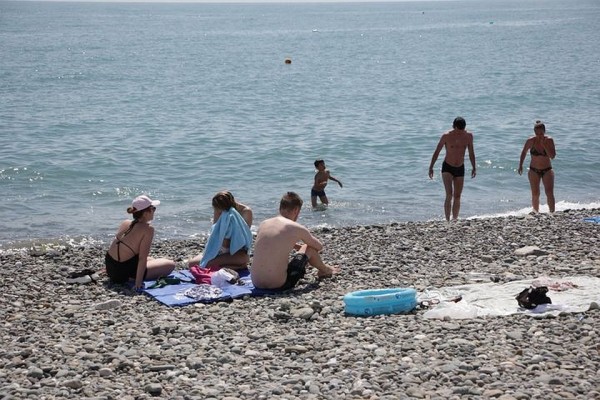 Красотки в бикини держат дистанцию: в Сочи купальный сезон в самом разгаре Красотки в бикини держат дистанцию: в Сочи купальный сезон в самом разгаре