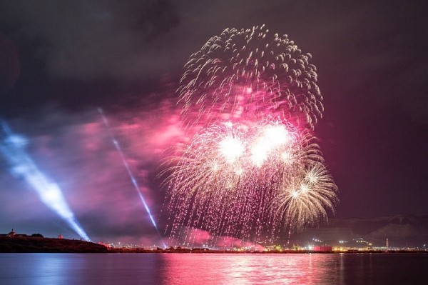 В Новороссийске прогремел салют в честь 75-летия Победы