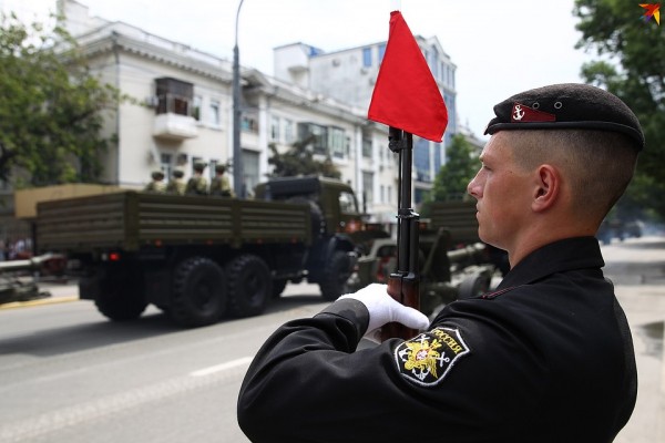 Фото с Парада Победы в Новороссийске 24 июня 2020: 1500 военных и 8 зрителей