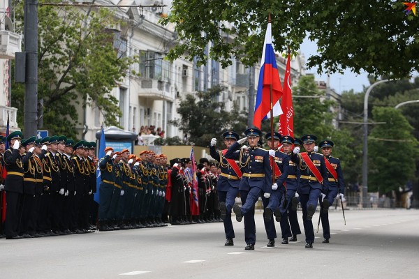 Фото с Парада Победы в Новороссийске 24 июня 2020: 1500 военных и 8 зрителей