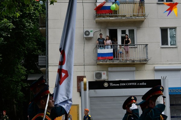 Фото с Парада Победы в Новороссийске 24 июня 2020: 1500 военных и 8 зрителей