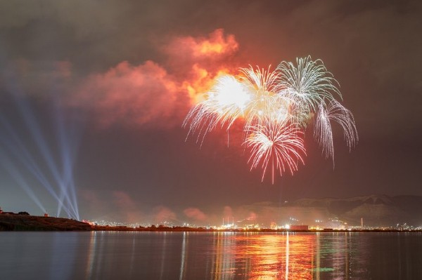 В Новороссийске прогремел салют в честь 75-летия Победы